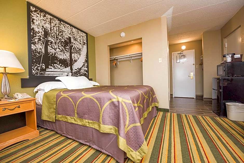 Super 8 by Wyndham Frederick