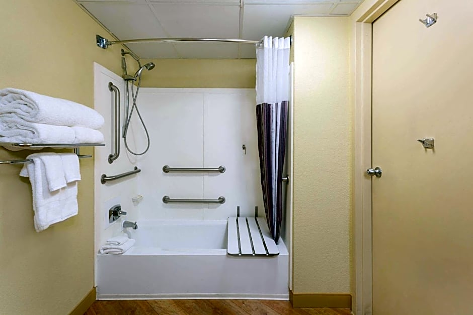 CLT Airport Inn & Suites