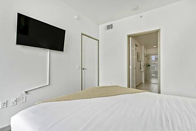Modern Luxury 2 Bed with Panoramic City Views in Downtown LA