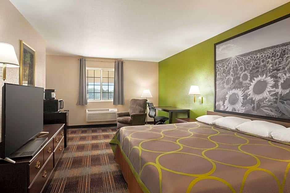 Super 8 by Wyndham Holton