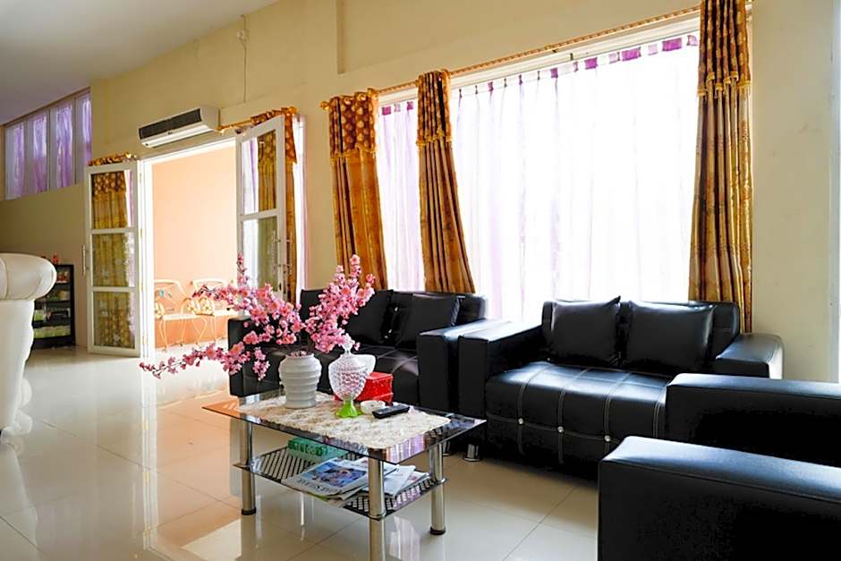 RedDoorz @ Hotel Grand Aulia Majene