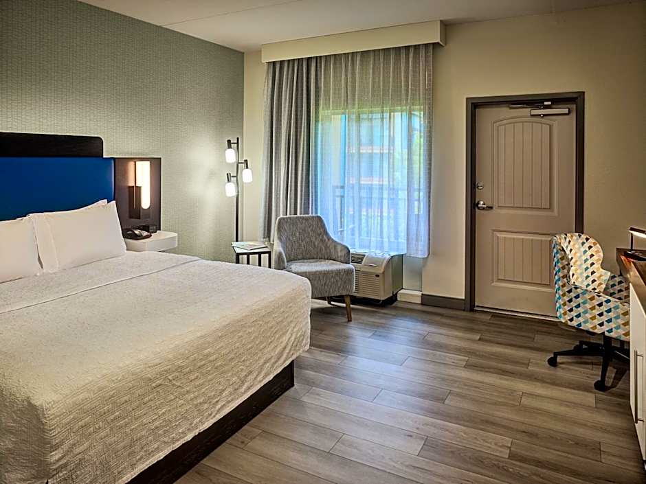 Photo 1 of 2 of 1 King Bed, Balcony