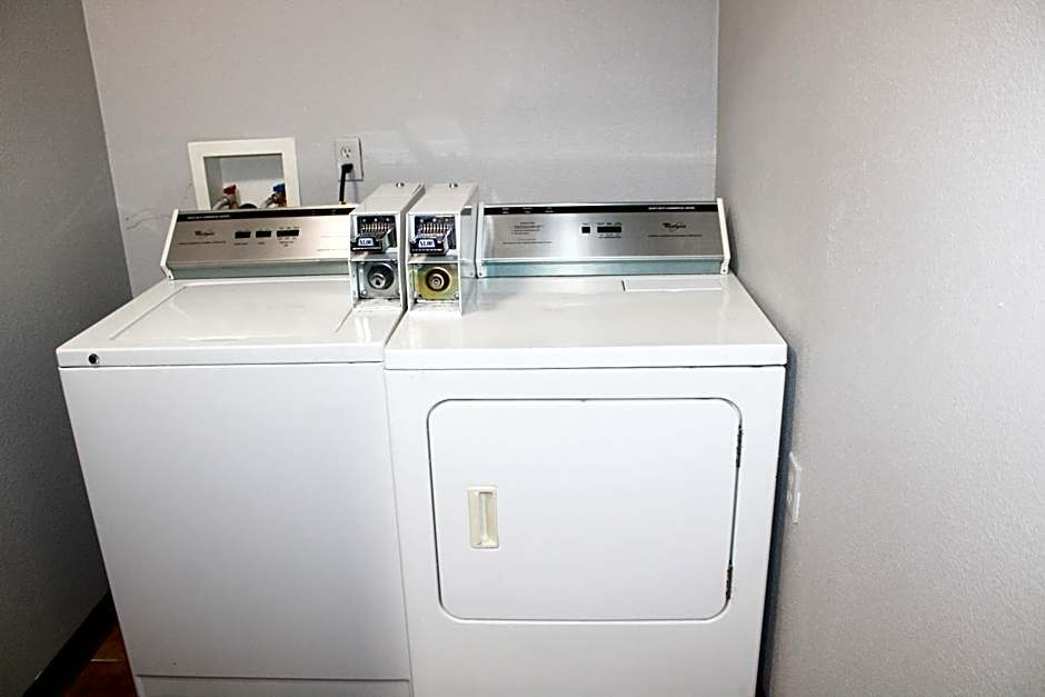 Greenlight Inn & Suites St James