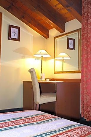 Quintuple Room