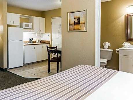 1 King Bed, Efficiency, Nonsmoking