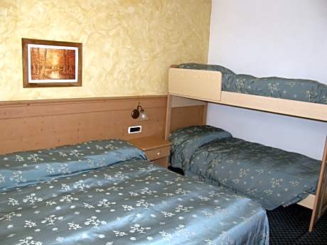 Quadruple Room with Private Bathroom