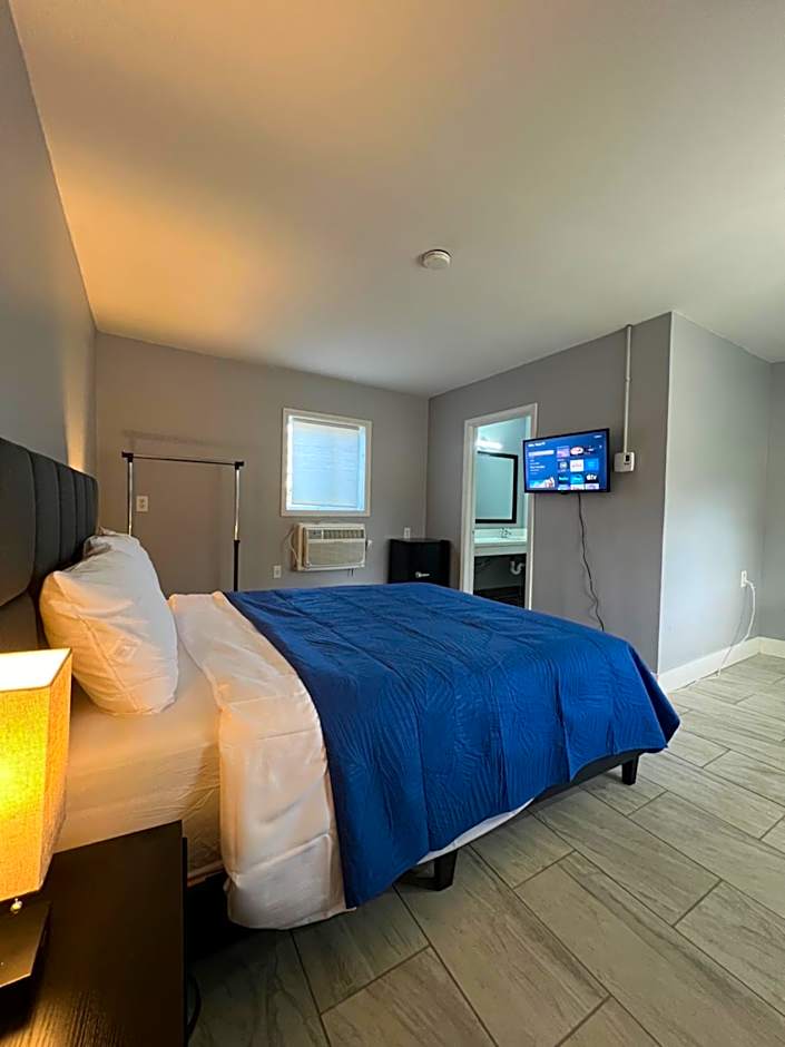 Photo 1 of 6 of 1 Queen Bed