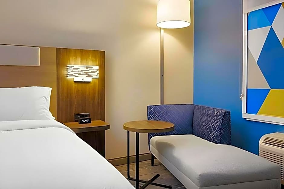 Holiday Inn Express & Suites Joplin Southeast