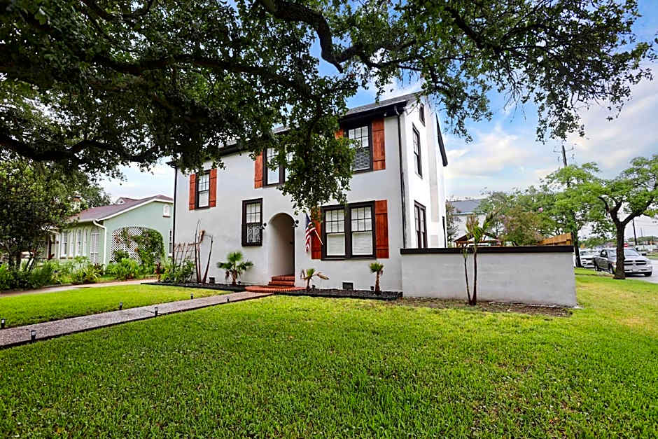 Historic Home Family Friendly Close to Seawall