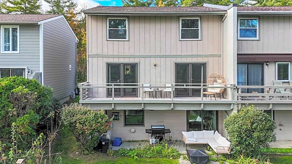 Canandaigua Lake Retreat with view and private beach access, foliage, hike, and Ski