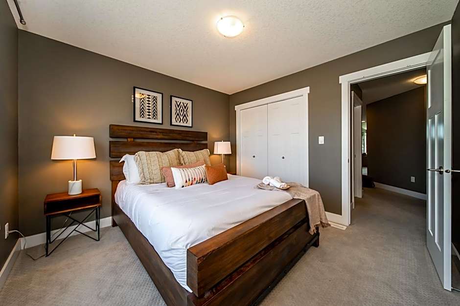 Amazing Luxe Home, AC, HUGE Yard, FirePit, Pet Friendly, Sleeps 10!