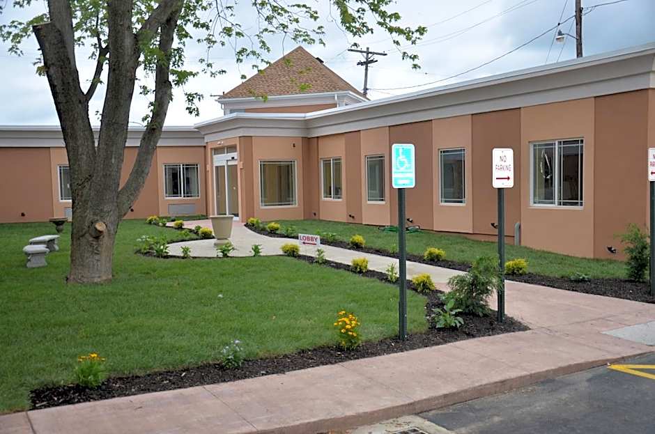 Aashram Hotel by Niagara River