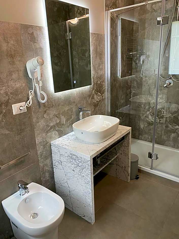 Skyline Rooms & Suites