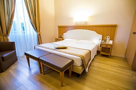 Deluxe Double Room with Balcony and Lateral Lake View and Spa Access