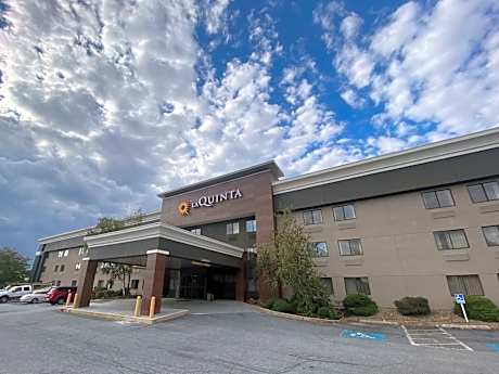 La Quinta Inn & Suites by Wyndham Harrisburg Airport Hershey