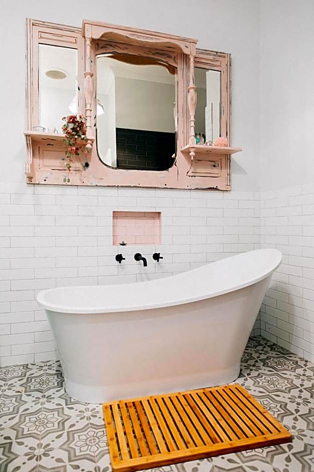 Chanticleer Gardens Barn cottage with a Pool