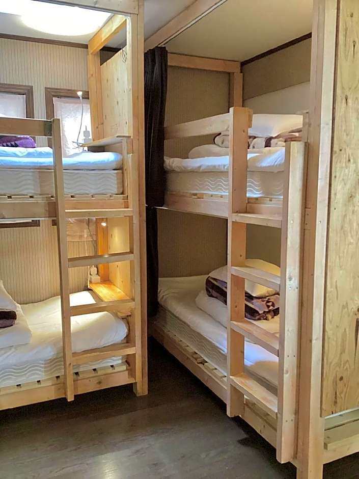 Iza Kamakura Guest House And Bar