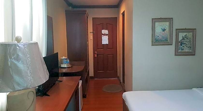 Chocolate and Berries Hotel