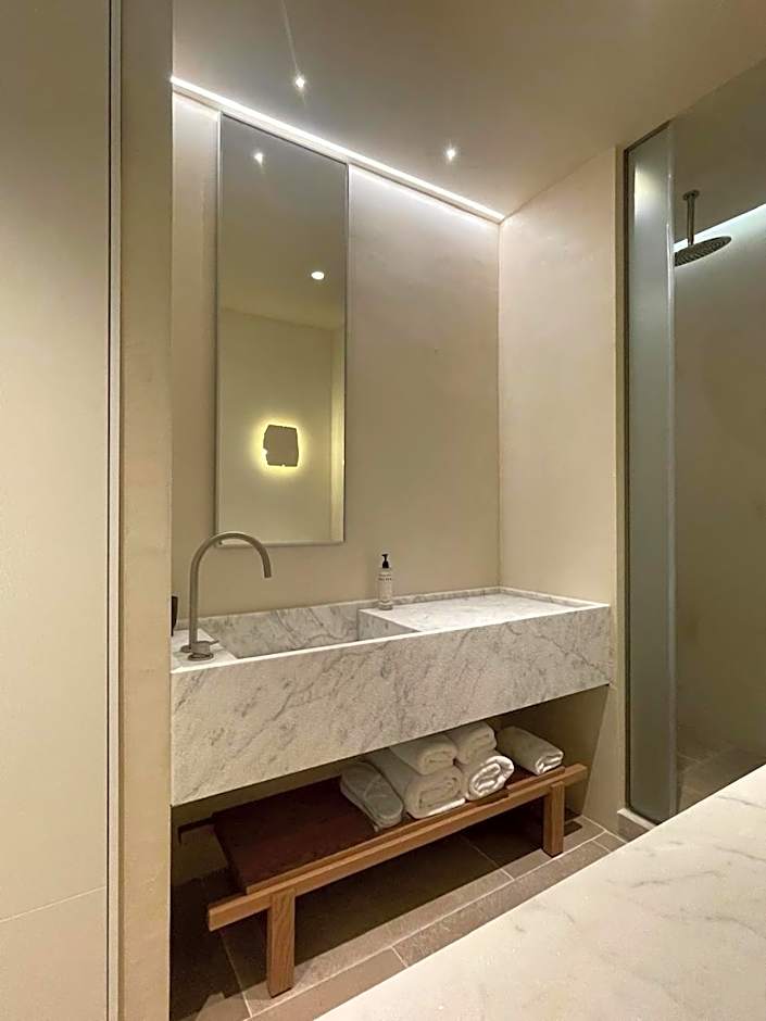 Meros, Santikos Collection