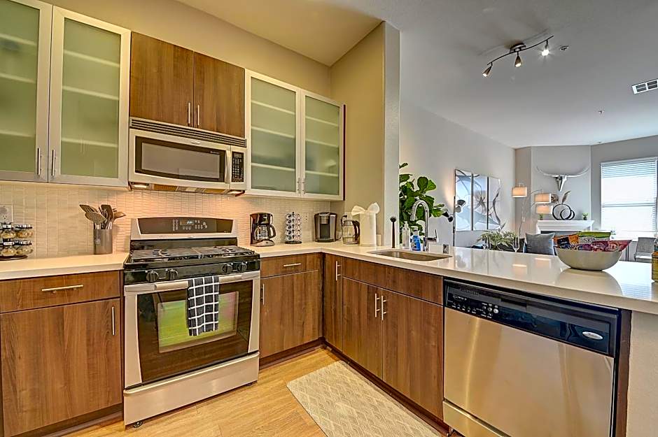 Penthouse One Bedroom Garden View Condo by UCLA