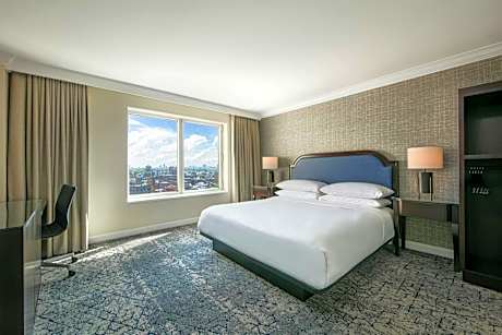 King Room with Roll-In Shower and Tub - Mobility Accessible