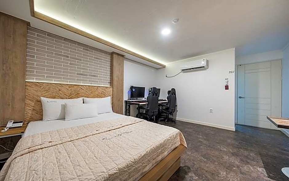 Photo 1 of 16 of Gaming Room - 2 PCs Included