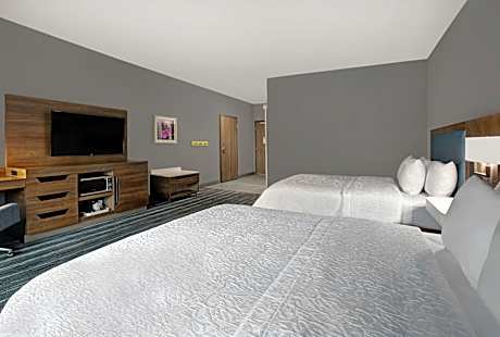 2 Queen Room Fridge And Microwave