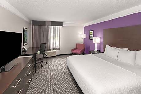 King Room with One King Bed and Bathtub - Non-Smoking