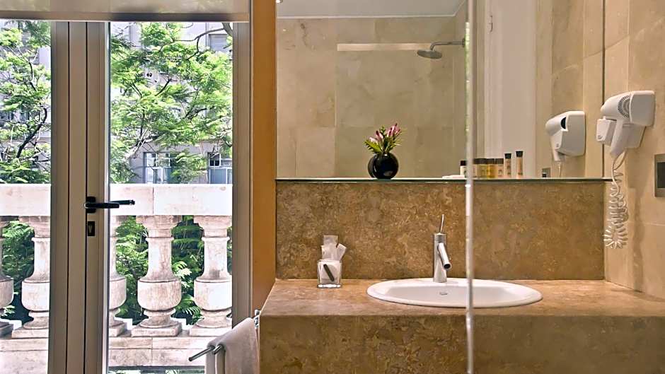 725 Continental Hotel