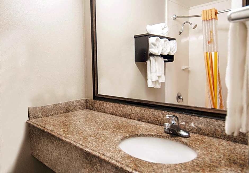 La Quinta Inn & Suites by Wyndham San Antonio Brooks City Base