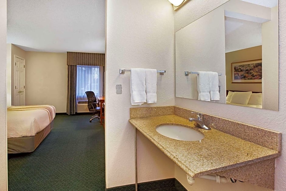 La Quinta Inn & Suites by Wyndham Detroit Canton