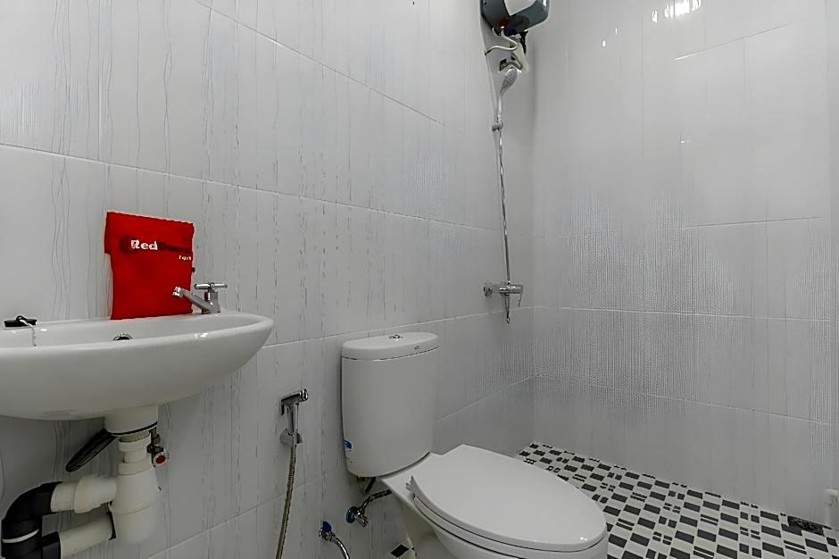 RedDoorz Plus near Kepri Mall