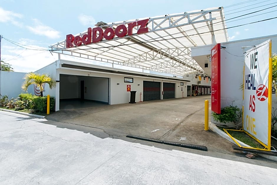 RedDoorz @ EL Runway Hotel Bulacan