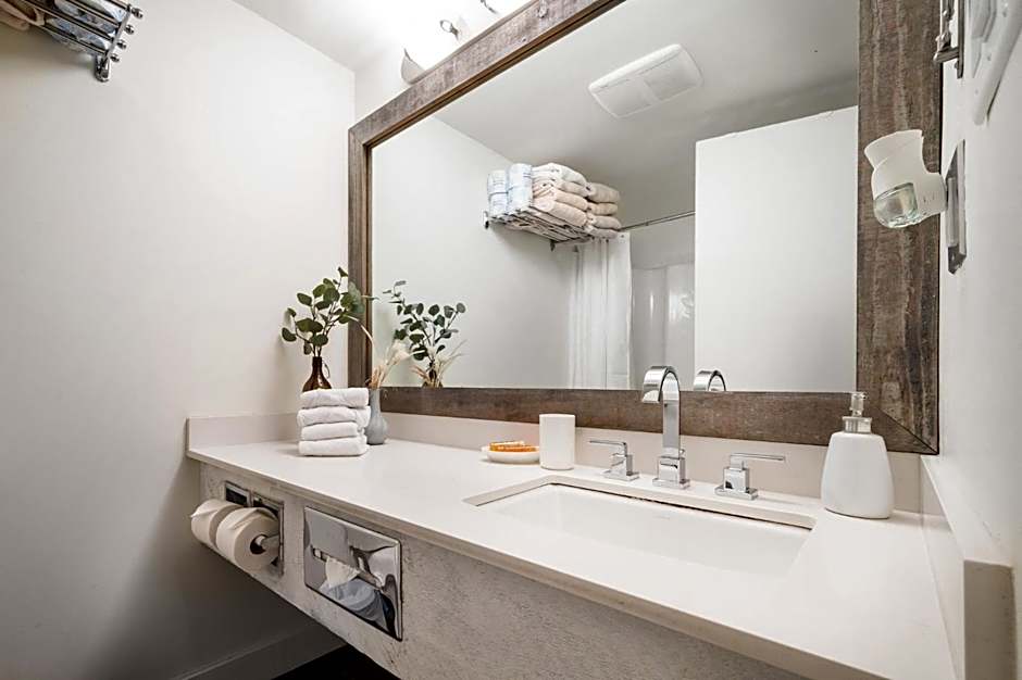 Group Stays - Large Renovated Apartment with Pool and Hot Tub