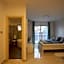 Airport Luxury Apartment with Balcony + Free parking
