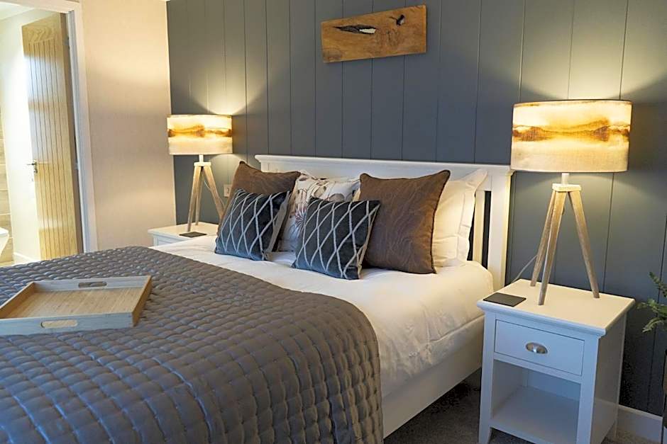 Hollicarrs - The Rushes