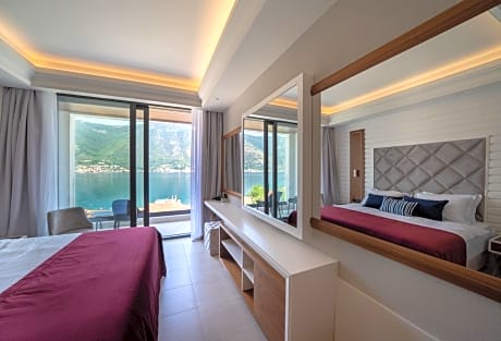 Deluxe Double Room with Balcony and Sea View