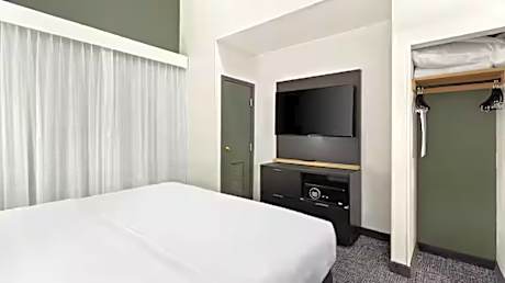 1 King Bed Hearing Accessible