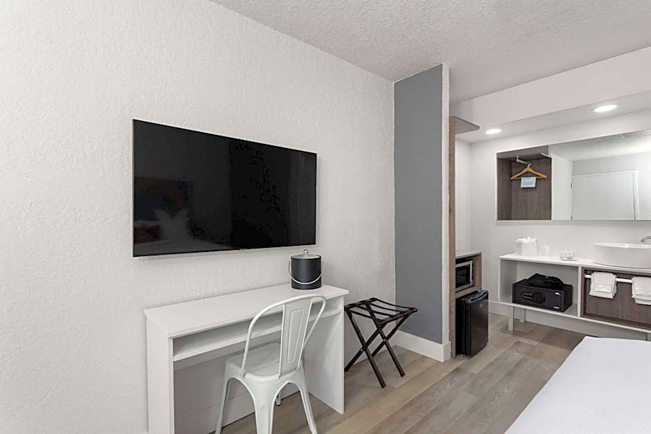 Travelodge by Wyndham Orlando Lake Buena Vista South