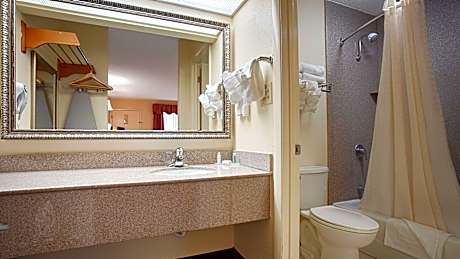 SUITE-2 QUEEN BEDS,NSMK,WETBAR,PILLOWTOP,MICRFG,COFMKR,IRON,FULL BREAKFAST