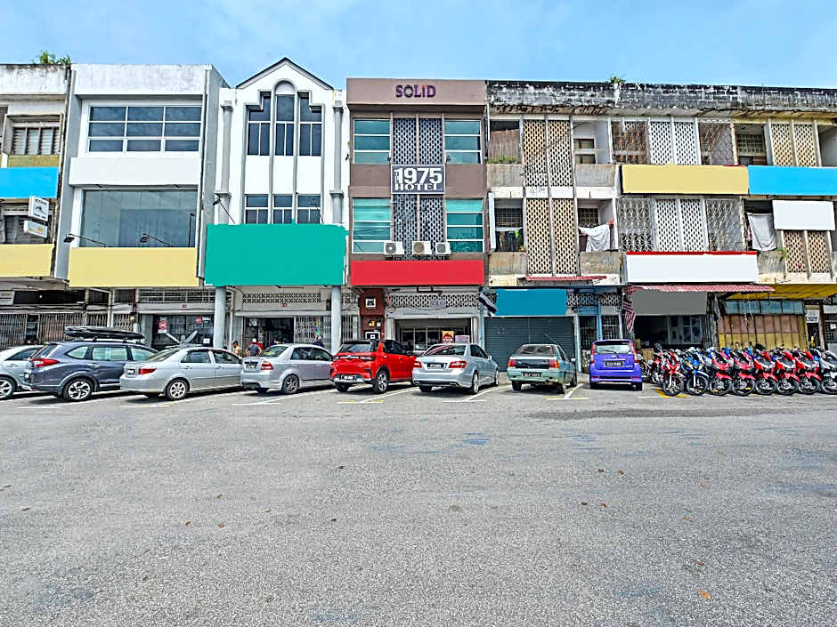 OYO 90662 The 1975 Hotel