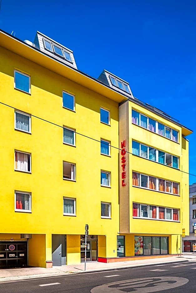 A&T Hotel & Hostel