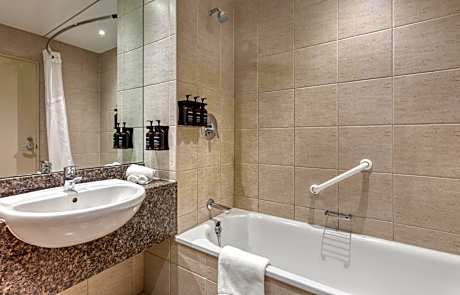 Family Package Kids Stay & Eat Free - Deluxe Queen Queen