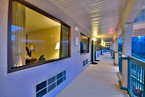 Days Inn & Suites by Wyndham Peachtree City