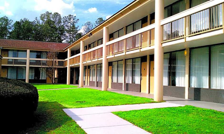 Days Inn & Conf Center by Wyndham Southern Pines Pinehurst