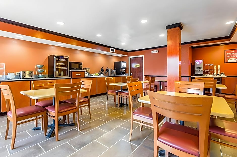 Econo Lodge Inn & Suites Airport