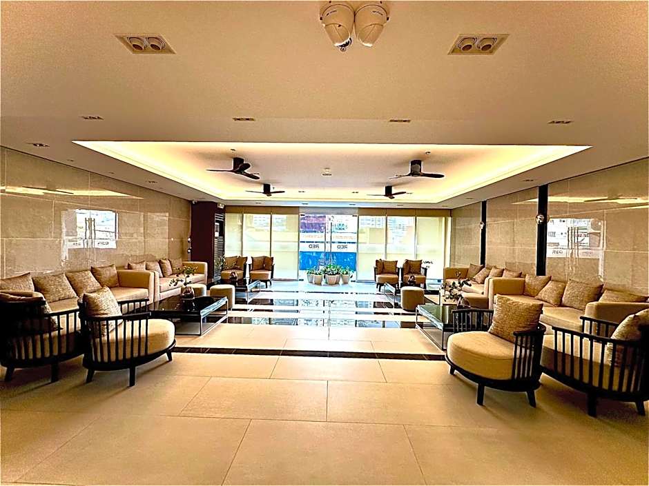 High Rise Condo with Balcony, Pool, Grand Lobby, and Sky Garden 22F