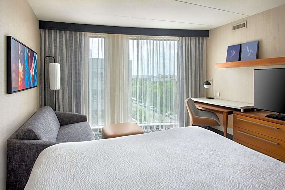 Courtyard by Marriott Philadelphia South at The Navy Yard