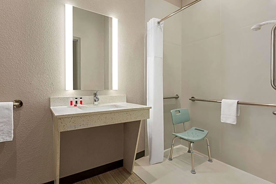 Days Inn & Suites by Wyndham Greater Tomball