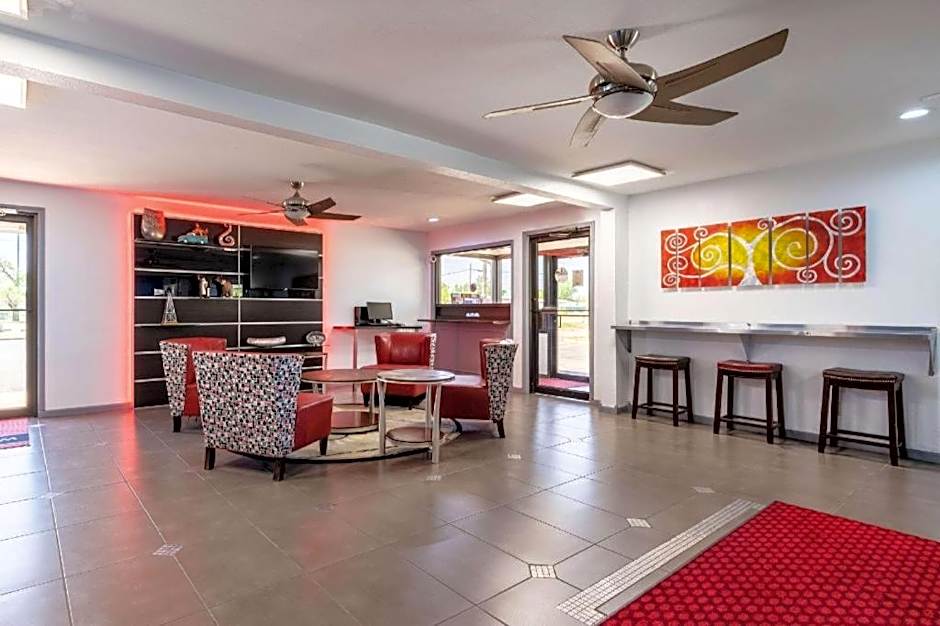 Econo Lodge Inn & Suites